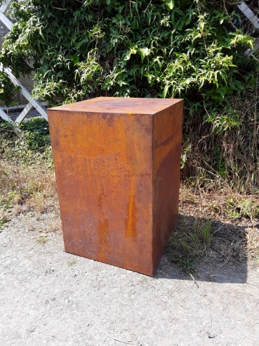 Z1: metalen zuil voor beeld\nmaat: 40×40×60cm