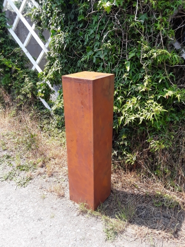 Z2: metalen zuil voor beeld.\nmaat: 25×25×100cm