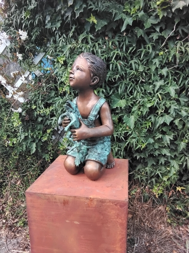 Jongen met kikker.\nfontein.