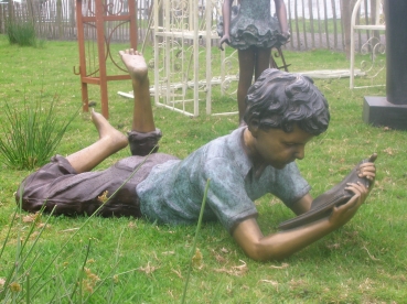 B47:Liggende jongen met boek. Contacteer ons. Ook andere liggende figuren te bekomen.