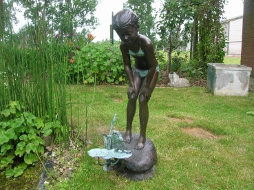 B83:Meisje met kikker.\nFontein