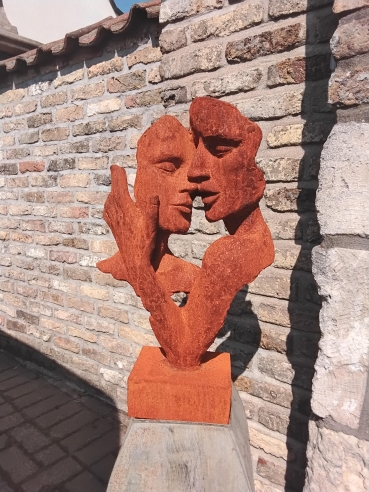 Beeld gietijzer.\nVerliefd paar.\nh: 60cm