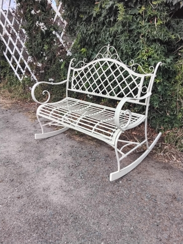 Tuinbank in smeedijzer.\nbr.: ong. 1,10m
