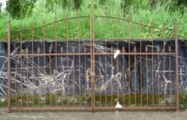 S1E: Poort in smeedijzer.\n2.84m bij 1.82m hoog.