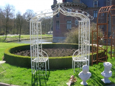 S18:Prieel met banken