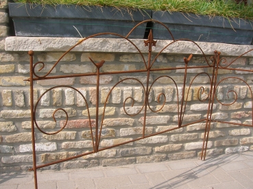 S55:Hekken- omheining\nl:1.22m h: 0.62m\nIn elkaar haken en in de grond duwen.