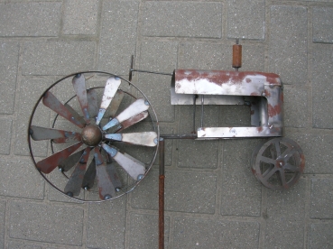 S64:Traktor met draaiende wielen.