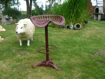 H12: barstoel in gietijzer.